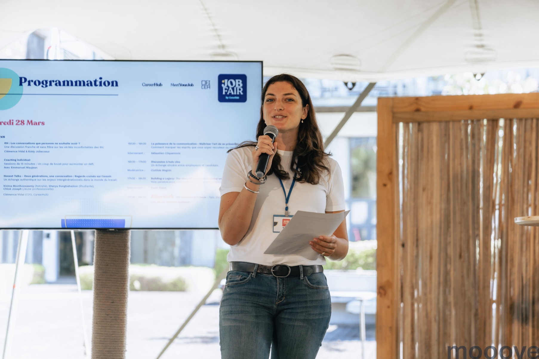 Intervenante présentant le programme du Job Fair