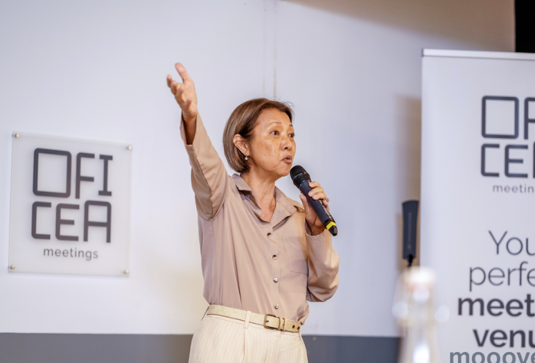 Intervenante s'adressant au public